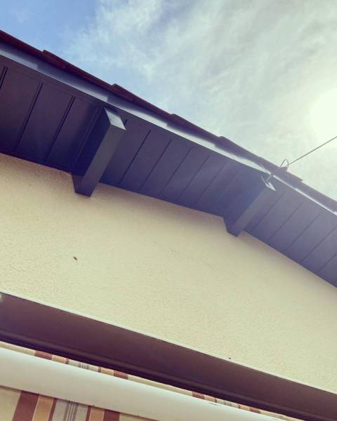 Spécialiste de l'évacuation des eaux pluviales pour tous vos travaux de gouttières en aluminium en continu