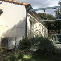 Pose de gouttière aluminium de forme trapèze au design épuré et graphique,  en gris antique de chez Dal alu  à Aubais dans la région de Nimes