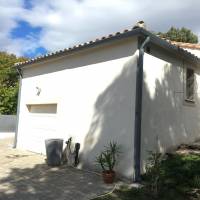 Pose de gouttière aluminium de forme trapèze au design épuré et graphique,  en gris antique de chez Dal alu  à Aubais dans la région de Nimes