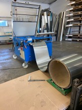 Façonnage de bac joint debout sur mesure en Zing en atelier pour charpentier à Nîmes dans le Gard