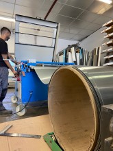 Façonnage de bac joint debout sur mesure en Zing en atelier pour charpentier à Nîmes dans le Gard