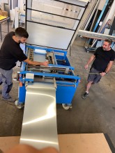 Façonnage de bac joint debout sur mesure en Zing en atelier pour charpentier à Nîmes dans le Gard