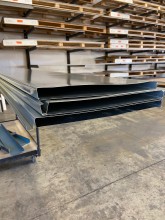 Façonnage de bac joint debout sur mesure en Zing en atelier pour charpentier à Nîmes dans le Gard